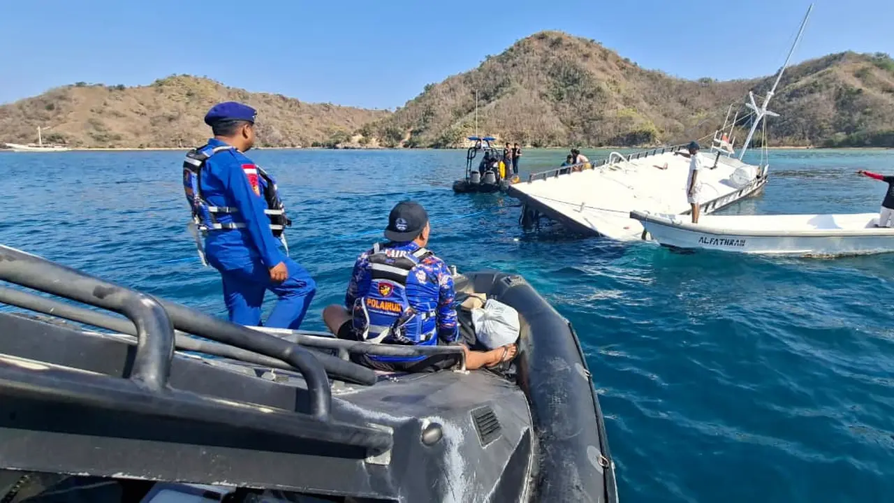 Kapal Pinisi Bawa Turis Asing Tenggelam di Labuan Bajo