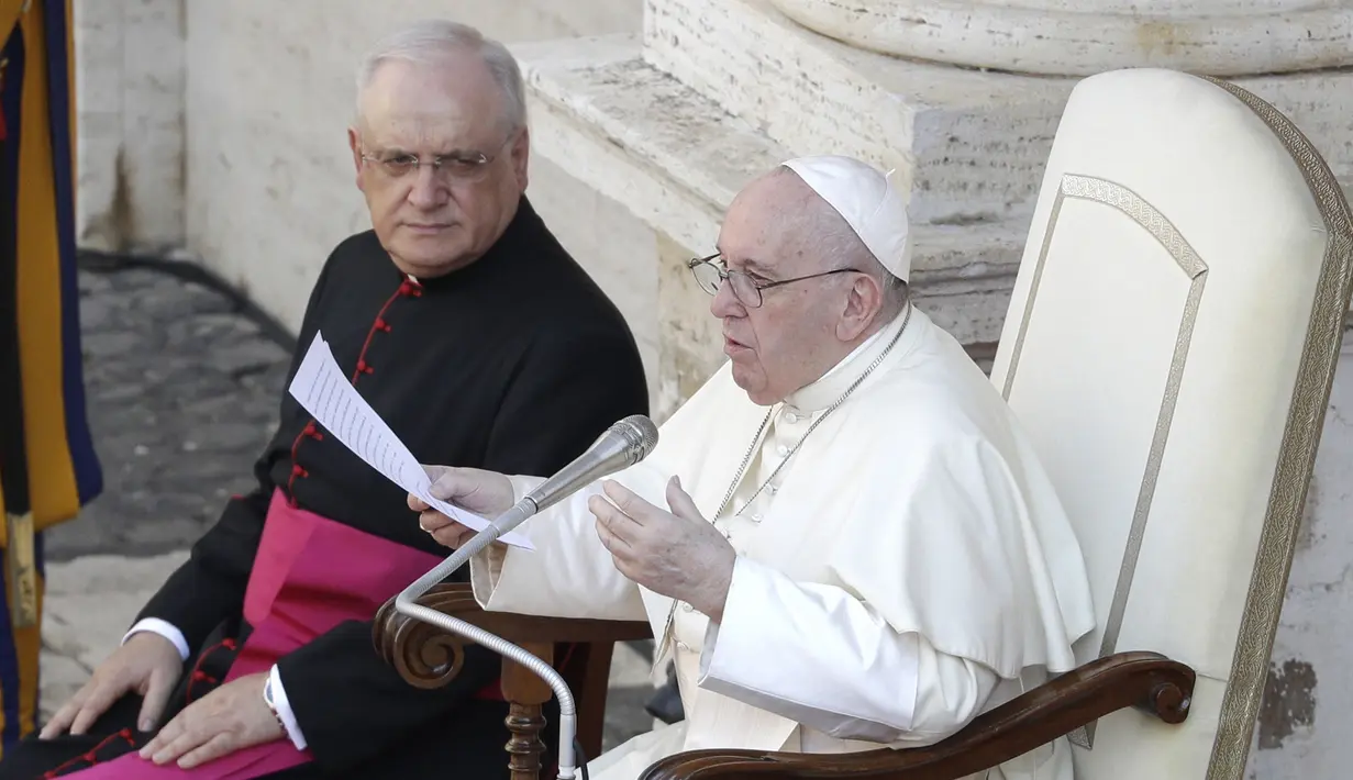 Paus Fransiskus menyampaikan pesannya di halaman St. Damaso pada audiensi umum mingguannya di Vatikan, Rabu (16/9/2020). (AP Photo/Gregorio Borgia)