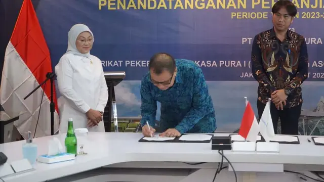 Menteri Ketenagakerjaan Ida Fauziah hadir dalam penandatanganan Perjanjian Kerja Bersama (PKB) ke-8 periofe 2023-2025 antara PT Angkasa Pura I dengan serikat pekerja dan asosiasi pekerja. (Dok Kemnaker)