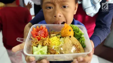 Anggota komunitas penyandang disabilitas, down syndrome, dan rungu wicara menunjukkan makanan saat mengikuti program kreativitas menghias Bekal Nusantara di Museum Naskah Proklamasi, Jakarta, Sabtu (14/9/2019). Mereka membuat makanan menggunakan bahan-bahan khas Indonesia. (Liputan6.com/JohanTallo)