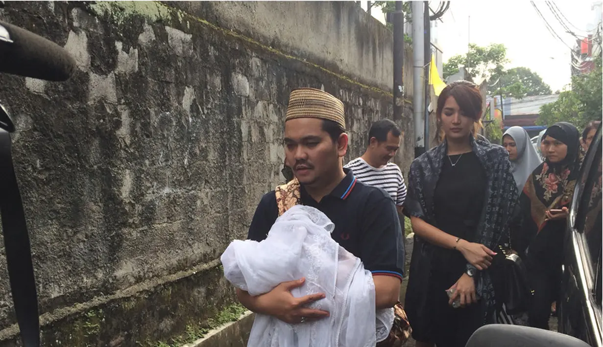Athar meninggal pada Selasa (31/1/2017) pukul 23.43 WIB. Kepergian bayi mungil ini terasa sangat menyedihkan sekaligus mengejutkan, pasalnya Athar baru saja dilahirkan pukul 23.20 di hari yang sama. (Rivan Yuristiawan/Bintang.com)