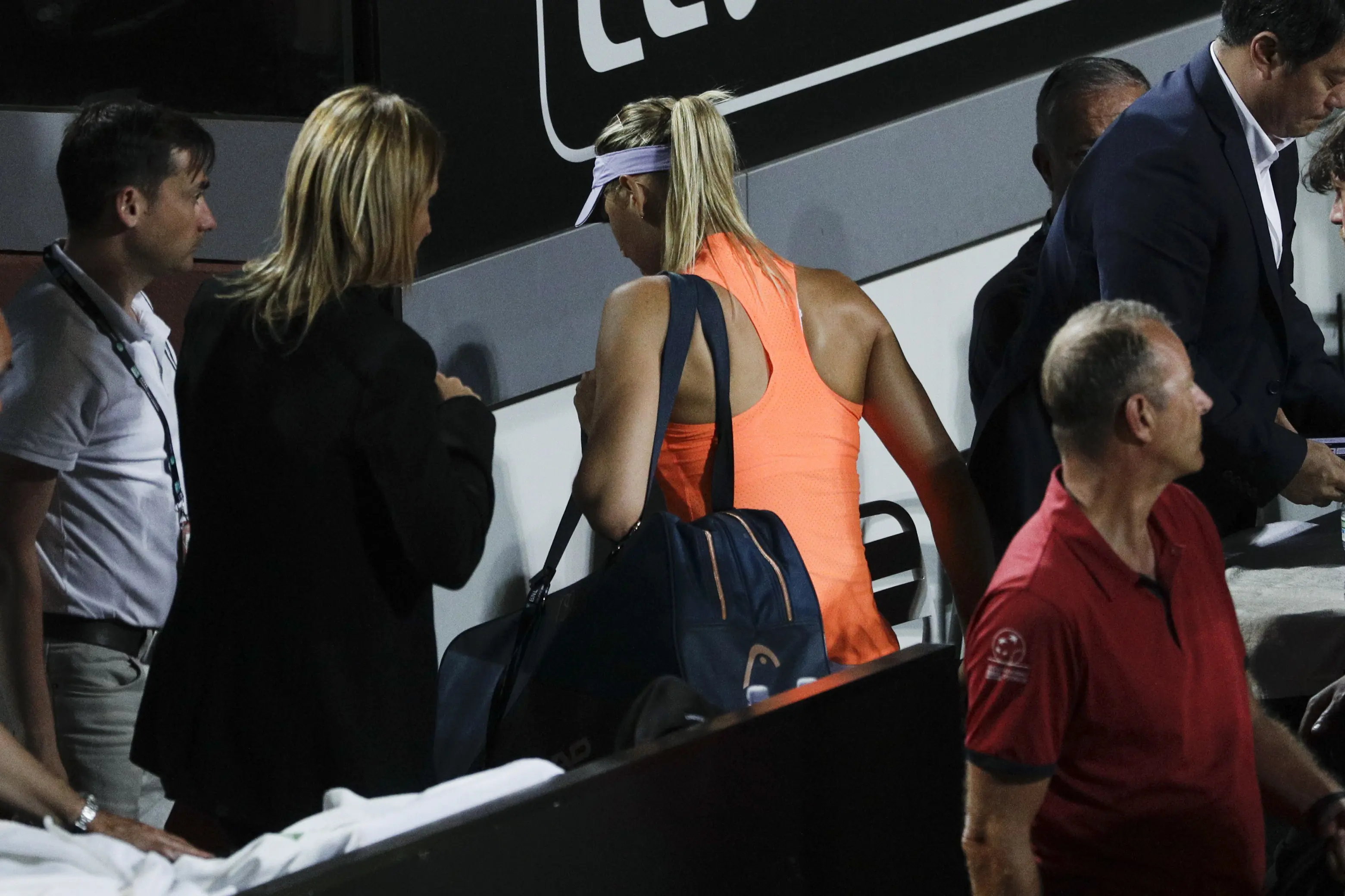 Maria Sharapova meninggalkan lapangan akibat cedera pada laga babak kedua Italian Open melawan Mirjana Lucic-Baroni, Rabu (17/5/2017) dinihari WIB. (AP Photo/Andrew Medichini)