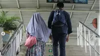 Meski sudah berpenampilan berbeda, pasangan Jihan Fahira dan Primus Yustisio tak segan terlihat mesra di hadapan publik. (dok. Instagram @trujf/https://www.instagram.com/p/BtkCgBkhiZ3/Dinny Mutiah)