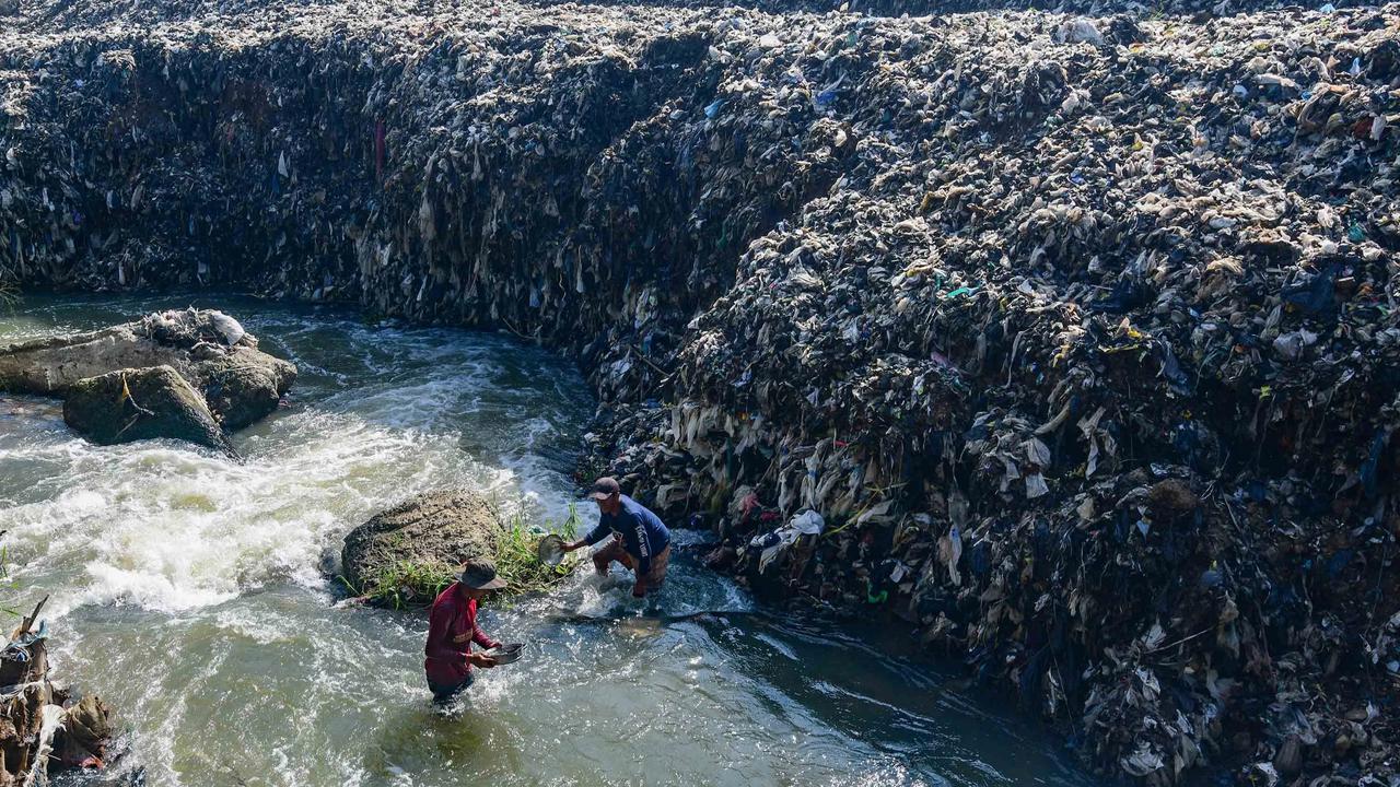 FOTO: Aliran Kali Pesanggrahan Menyempit Akibat Longsoran Sampah TPA Cipayung