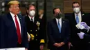 Presiden AS Donald Trump melakukan kunjungan kerja ke sebuah perusahaan pemasok peralatan medis, Owens & Minor Inc., di Allentown, Pennsylvania, Kamis (14/5/2020). Penampilan Trump saat melakukan kunjungan tanpa mengenakan masker menjadi sorotan di tengah pandemi Covid-19. (AP Photo/Evan Vucci)