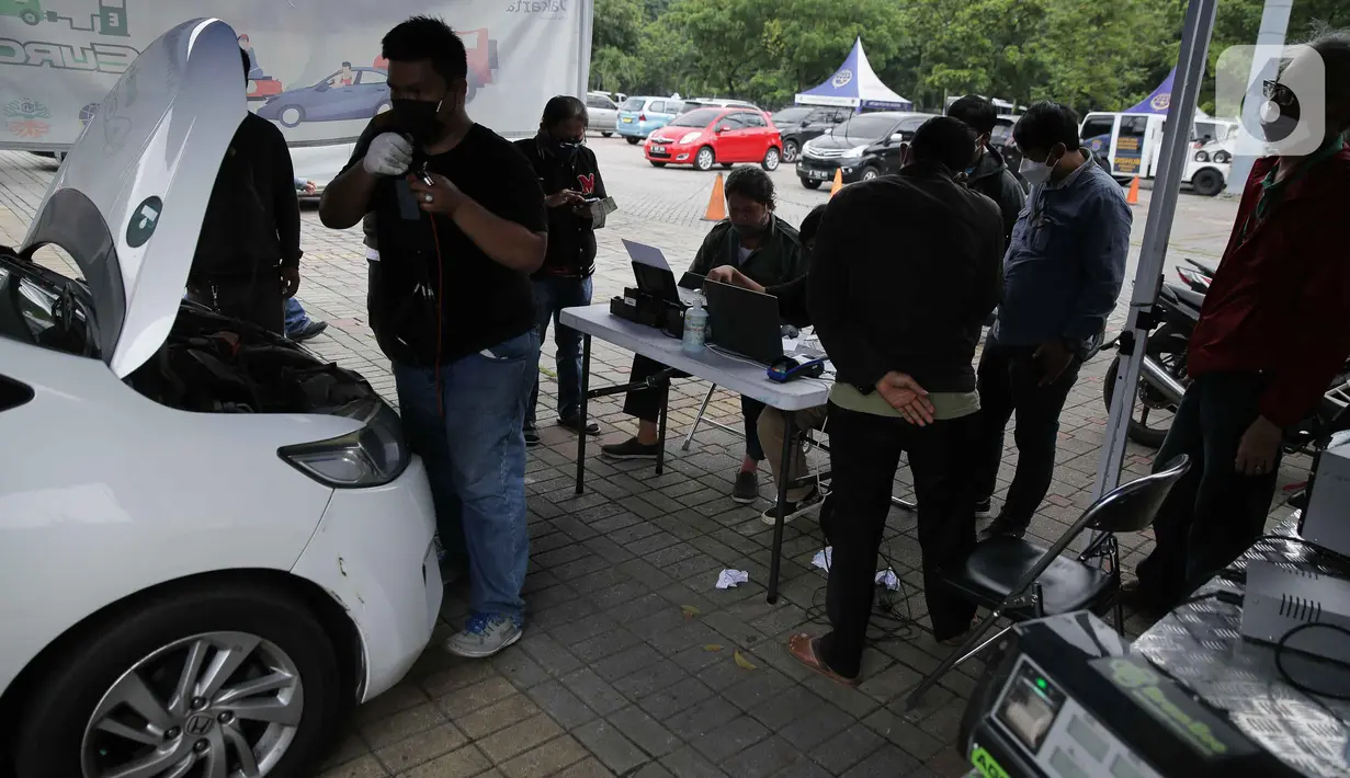 Petugas melakukan uji emisi gas buang kendaraan di Lapangan  Parkir IRTI Monas, Jakarta, Selasa (2/11/2021). Fasilitas ini diharapkan mendorong masyarakat untuk melakukan uji emisi kendaraan sebelum sanksi tilang diterapkan mulai 13 November 2021. (Liputan6.com/Faizal Fanani)