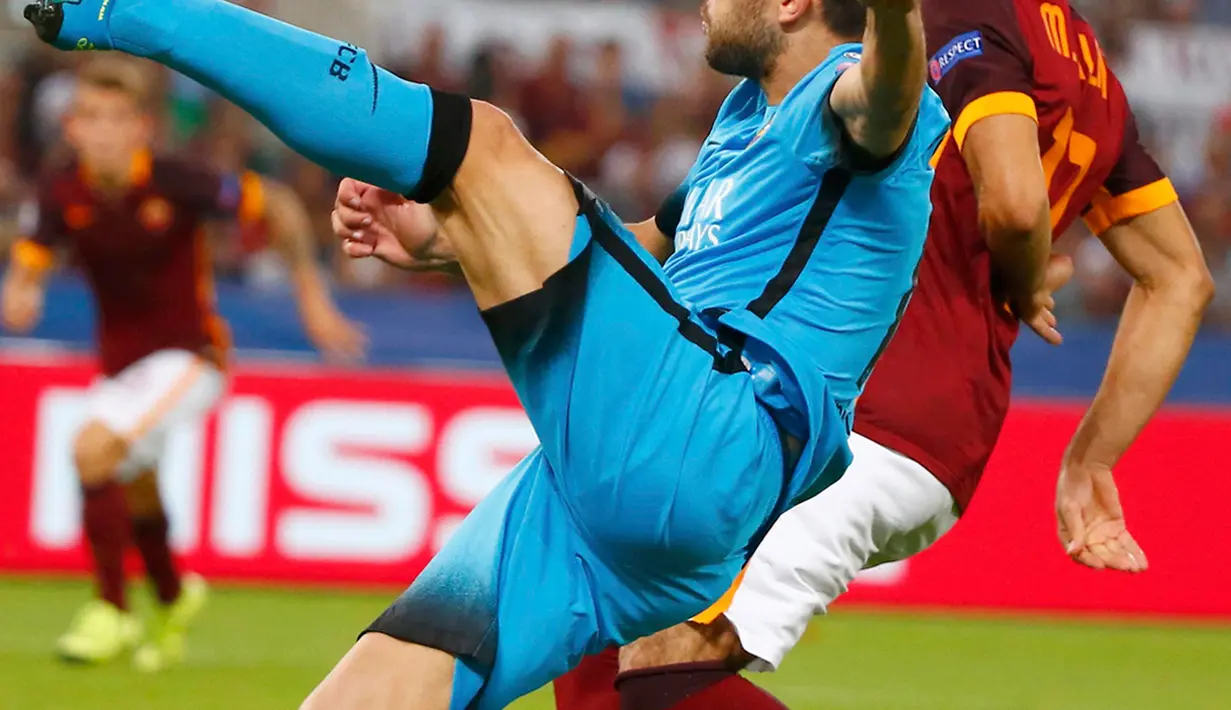 Gelandang AS Roma, Mohamed Salah (kanan) berusaha merebut bola dari bek Barcelona, Jordi Alba pada laga penyisihan grup E Liga Champions di Olimpico Stadium (17/9/2015). Barcelona menahan imbang tuan rumah AS Roma dengan skor 1-1. (REUTERS/Tony Gentile)