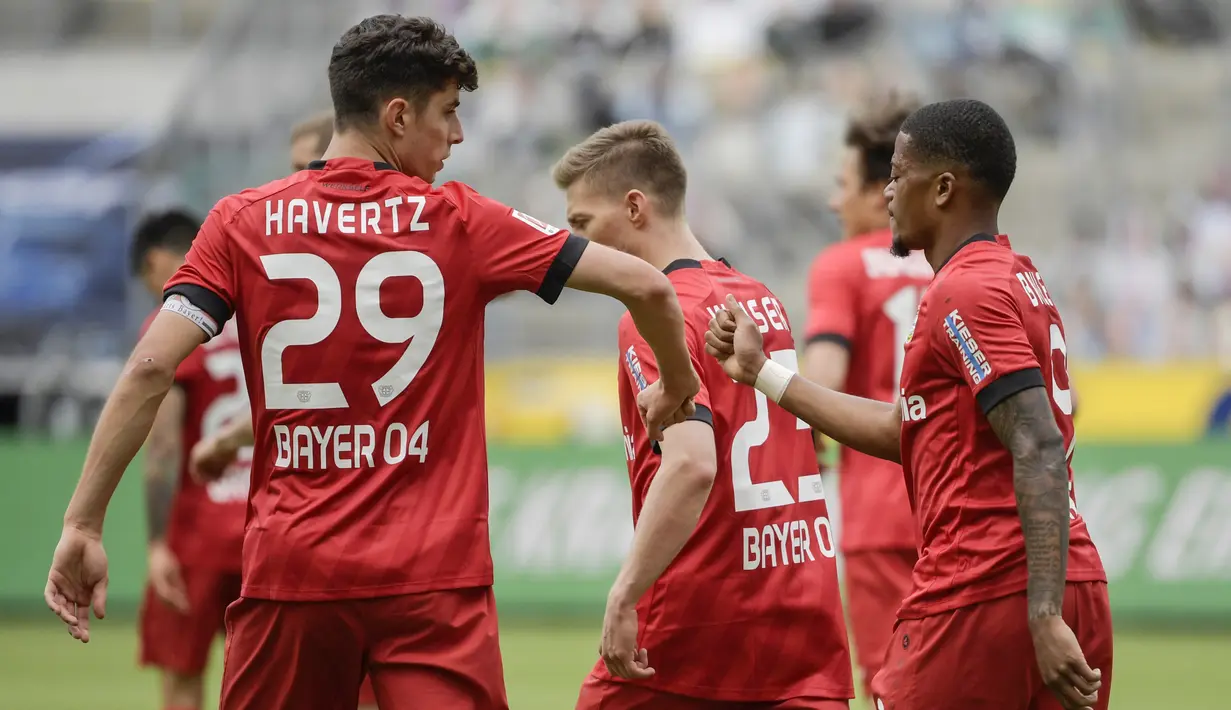 Pemain Bayer Leverkusen, Kai Havertz dan Leon Bailey melakukan selebrasi usai membobol gawang Borussia Moenchengladbach pada laga Bundesliga, Minggu (24/5/2020). Bayer Leverkusen menang 3-1 atas Borussia Moenchengladbach. (AFP/Ina Fassbender)