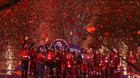 Pemain Liverpool merayakan gelar juara Premier league 2019-2020 di Stadion Anfield, Kamis (23/7/2020) dini hari WIB. Prosesi angkat trofi juara ini dilakukan usai pertandingan Liverpool melawan Chelsea. (AFP/Phil Noble/pool)