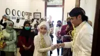 Prosesi pernikahan gelandang Arema FC dan Timnas Indonesia, Hanif Abdurrauf Sjahbandi, dengan kekasih hatinya, Icha Ratnasari Soeyatnoko. (tangkapan layar Bola.com/Benediktus Gerendo Pradigdo)