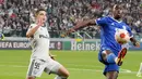 Gelandang Legia Warszawa Bartosz Slisz (kiri) dan gelandang Leicester City Boubakary Soumare berebut bola  pada matchday kedua Grup C Liga Europa 2021/2022 di Polish Army stadium, Kamis (31/9/2021). Leicester City kalah 0-1 di markas Legia Warszawa. (JANEK SKARZYNSKI / AFP)