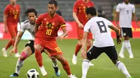 Aksi Eden Hazard ketika mencoba melewati para pemain Mesir dalam laga uji coba di Brussel (6/6/2018). (AFP/Emmanuel Dunand)