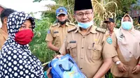 Asisten 1 Sekda Kota Bengkulu Bujang HR menyerahkan bantuan Pasca Panik kepada keluarga korban kebakaran di Kelurahan Padang Serai. (Liputan6.com/Yuliardi Hardjo)