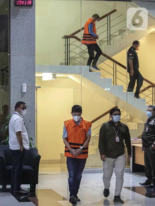 Beberapa tersangka usai menjalani pemeriksaan di Gedung KPK, Jakarta, Kamis (6/1/2022). Sebanyak 9 tersangka dihadirkan termasuk Wali Kota Bekasi, Rahmat Effendi usai Operasi Tangkap Tangan (OTT). (Liputan6.com/Faizal Fanani)