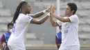 Pemain Arema FC, Carlos Fortes (kiri) melakukan selebrasi bersama Hanif Sjahbandi usai mencetak gol ke gawang Persipura Jayapura dalam laga pekan ke-5 BRI Liga 1 2021/2022 di Stadion Madya, Jakarta, Rabu, (29/9/2021). Arema FC menang 1-0. (Bola.com/ M Iqbal Ichsan)