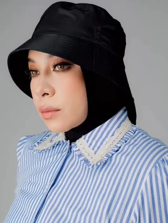 <p>Penampilannya tetap nyentrik. Namun kini, ia bisa lebih bereksplorasi dengan gaya pakaian yang ingin ditampilkan. (Foto: Melly Goeslaw/ Instagram)</p>