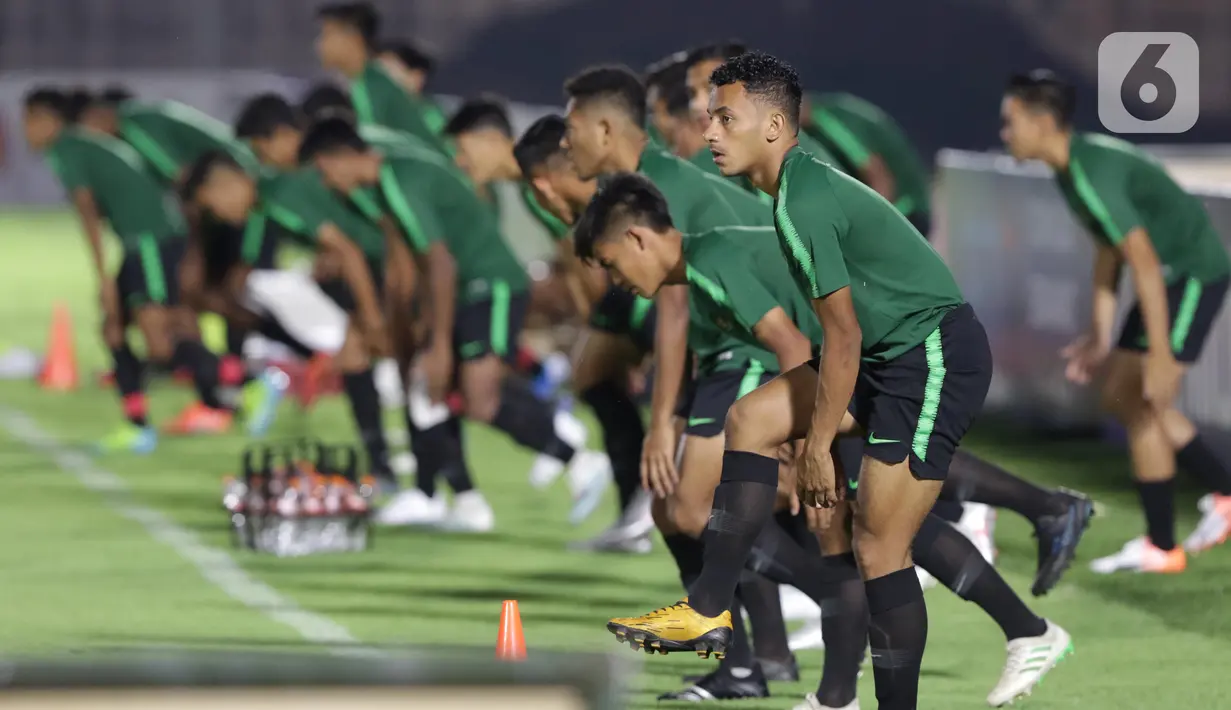 Pemain Timnas Indonesia U-19 melakukan pemanasan jelang latihan di Stadion Madya Gelora Bung Karno, Jakarta, Selasa (5/11/2019). Timnas Indonesia U-19 batal melakukan latihan resmi jelang laga perdana kualifikasi Piala Asia U-19 2020 Grup K karena kondisi cuaca. (Liputan6.com/Helmi Fithriansyah)