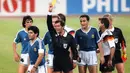 Penyerang Argentina, Diego Maradona, mendapat kartu kuning saat melawan Jerman Barat pada laga Piala Dunia di Meksiko. (AFP/Patrick Hertzog)