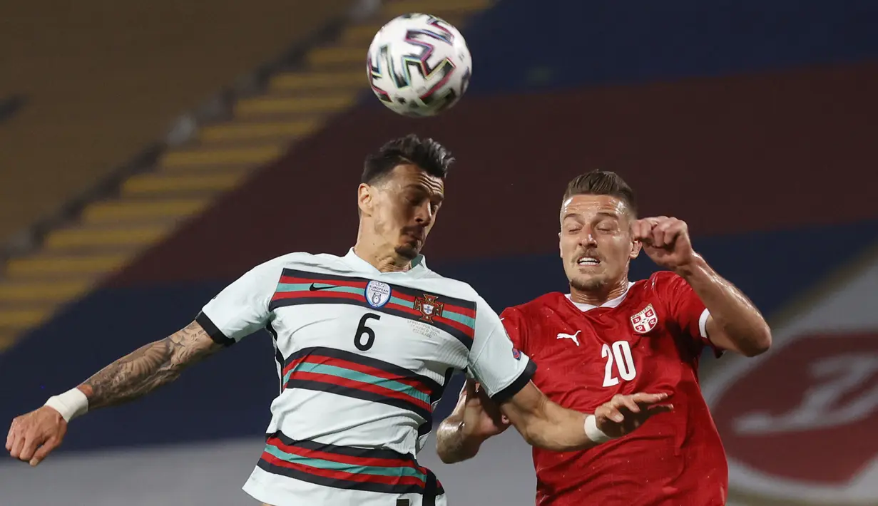 Bek Portugal, Jose Fonte (kiri) berduel udara dengan gelandang Serbia, Sergej Milinkovic-Savic dalam laga Kualifikasi Piala Dunia 2022 Zona Eropa Grup A di Rajko Mitic Stadum, Belgrade, Sabtu (27/3/2021). Portugal bermain imbang 2-2 dengan Serbia. (AFP/Pedja Milosavljevic)