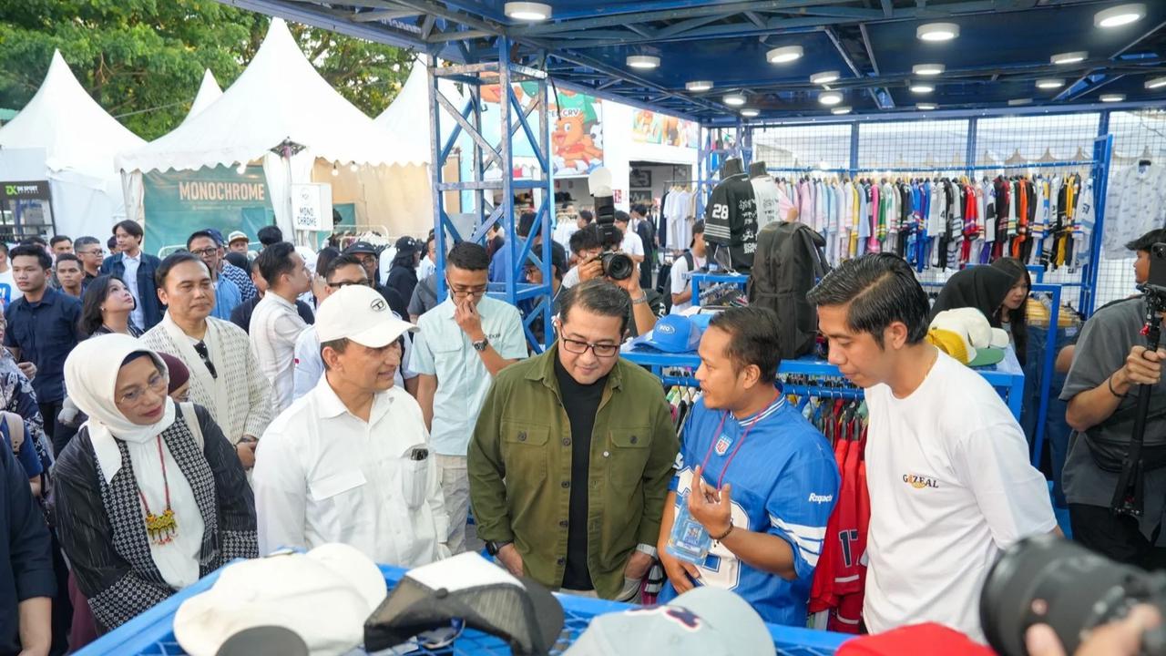Menteri Ekonomi Kreatif/Kepala Badan Ekonomi Kreatif (Ekraf), Teuku Riefky Harsya, menutup Banten Creative Fest (BCF) Ramadan 2026 di Alun-Alun Barat Kota Serang