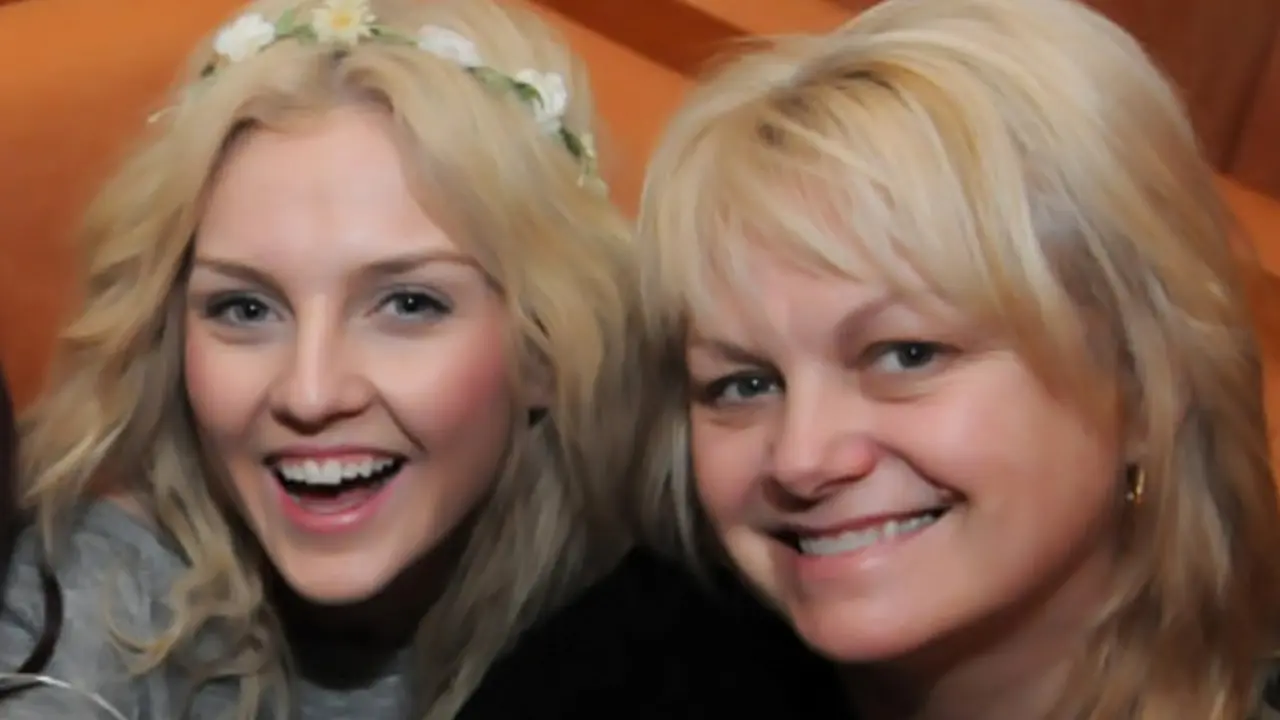 Perrie Edwards dan Debra Edwards
