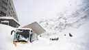 Sebuah bus tertimbun longsoran salju yang menerjang Hotel Saentis di Schwaegalp, Swiss, Jumat (11/1). (Gian Ehrenzeller/Keystone via AP)