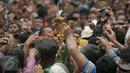 Ratusan warga berebut mendapatkan segala isi dari enam Gunungan Grebeg Mulud di halaman Masjid Agung, Surakarta, Kamis (24/12). Keluarnya gunungan menandai puncak acara Sekaten yang digelar untuk peringatan Maulid Nabi Muhammad. (Boy Harjanto)