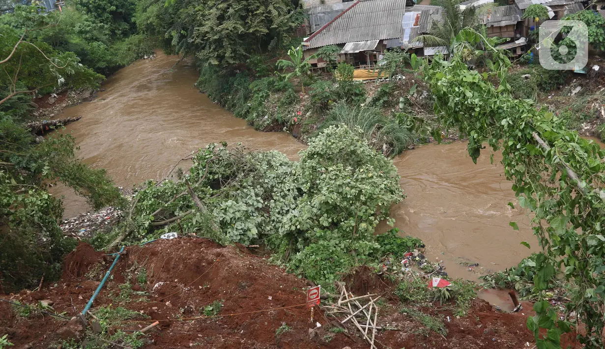 Kondisi longsor di daerah bantaran sungai Ciliwung, Pengadegan Timur, Jakarta, Selasa (12/4/2022). Longsor sepanjang 25 meter, lebar lima meter, dan kedalaman 15 meter itu menyebabkan 4 sepeda motor tertimbun material longsor, namun tidak ada korban jiwa. (Liputan6.com/Herman Zakharia)