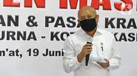 Menteri Koperasi dan UKM Teten Masduki menyampaikan sambutan saat mengunjungi Pasar Kranggan, Bekasi, Jawa Barat, Jumat (19/6/2020). Teten melakukan peninjauan lapangan terkait restrukturisasi pinjaman/pembiayaan LPDB-KUMKM kepada Koperasi Pasar Kranggan. (Liputan6.com/Herman Zakharia)