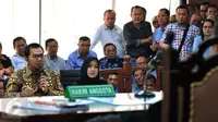 Bupati Empat Lawang Budi Antoni Aljufri dan istrinya, Suzannna, menjalani sidang perdana kasus suap sengketa Pilkada di Pengadilan tipikor, Jakarta, Kamis (17/9). Keduanya diduga menyuap mantan Ketua MK Akil Mochtar. (Liputan6.com/Andrian M Tunay)