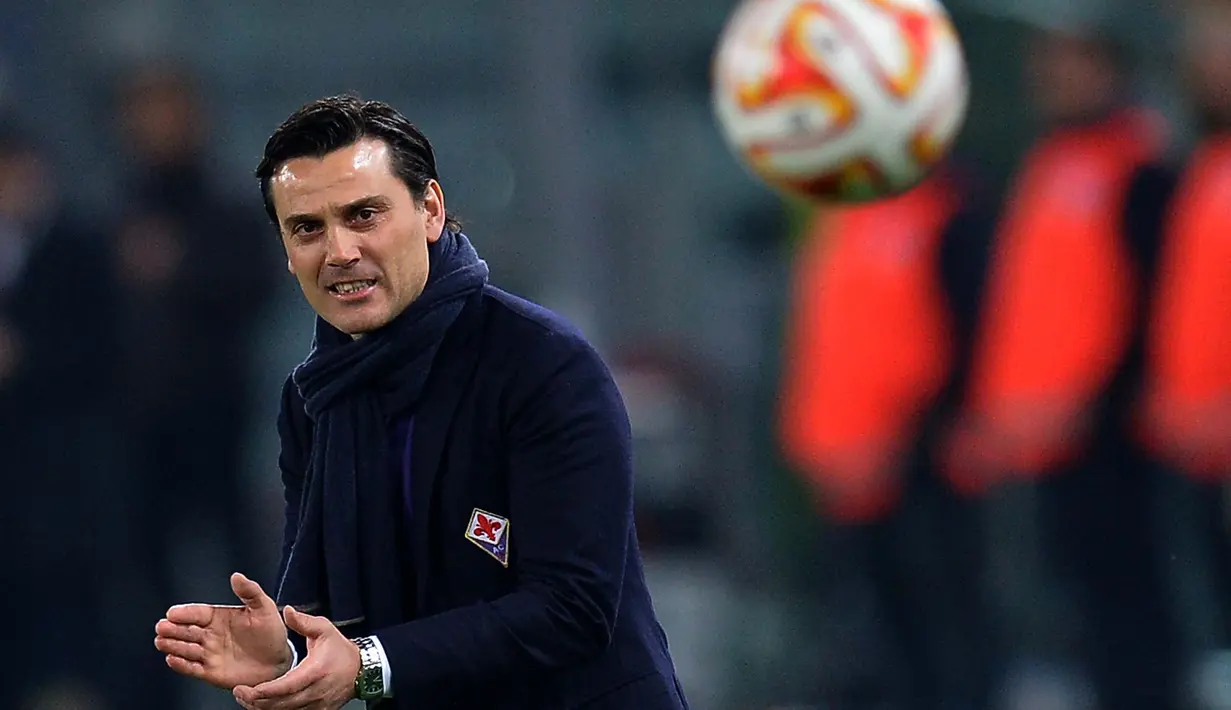 Pelatih Muda Berbakat asal Italia, Vincenzo Montella saat memimpin timnya Fiorentina Pada laga  Europa League  melawan AS Roma. (AFP Photo/Alberto Pizzoli)