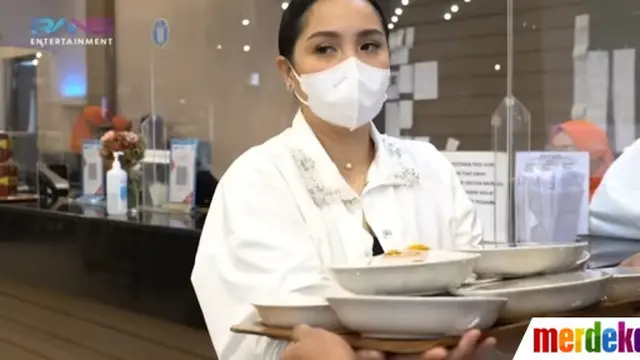 Nagita Slavina di Restoran Padang
