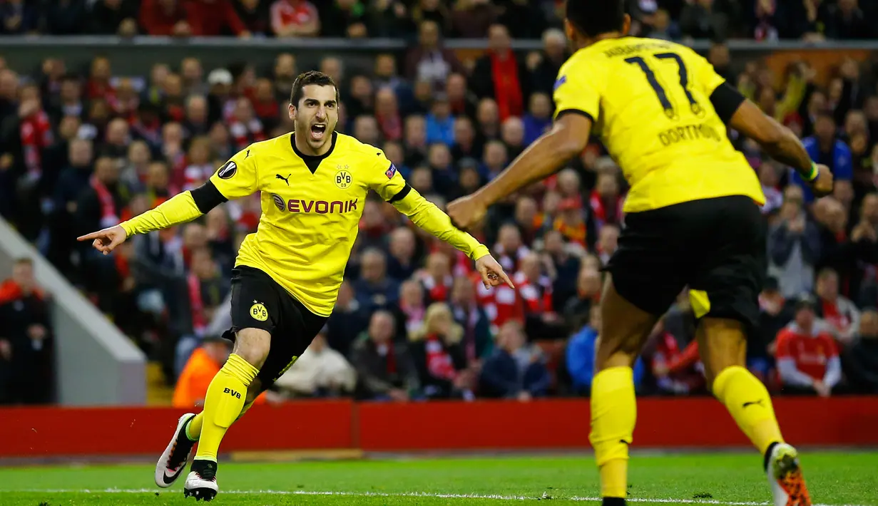Gelandang Dortmund, Henrikh Mkhitaryan melakukan selebrasi usai mencetak gol kegawang Liverpool di leg kedua Liga Europa di stadion Anfield, Inggris, (15/4). Liverpool ke semifinal usai mengalahkan Dortmund dengan agregat 5-4. (Reuters/Darren Staples)