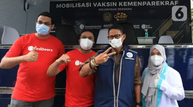 (Ki-ka) VP of Operations RedDoorz Adil Mubarak, Director of Government Relations RedDoorz Indonesia Firry Wahid, Menteri Parekraf Sandiaga Salahuddin Uno, dan perwakilan tenaga kesehatan, berpose bersama pada acara pelepasan Mobil Vaksin, di Jakarta Rabu (10/11/2021) (Liputan6.com/Fery Pradolo)