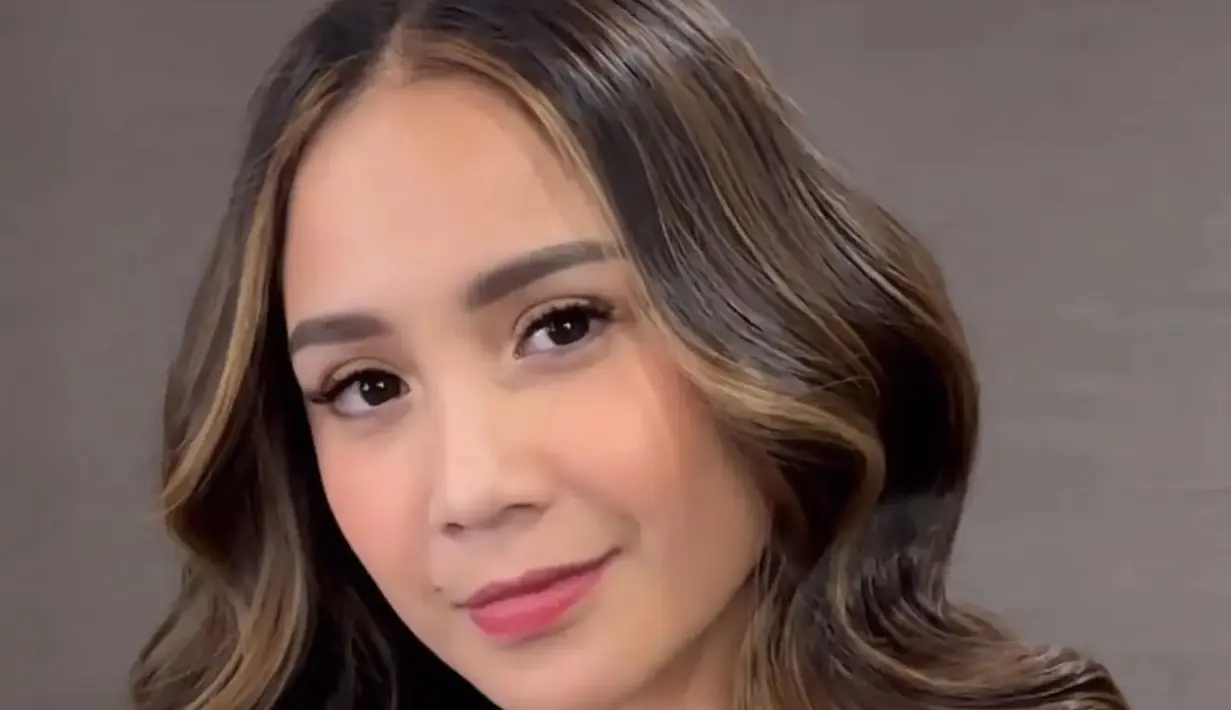 Keindahan rambut panjang Nagita Slavina juga patut diacungi jempol. Pesona Mama Gigi memang tak hanya dari gayanya yang effortless chic, tapi juga rambutnya yang selalu dirawat dengan baik, sehingga selalu tampak indah. Foto: Instagram.