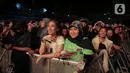 Penonton menyaksikan konser Sheila on 7 yang bertajuk 'Tunggu Aku di Jakarta' di kawasan JIExpo Kemayoran, Jakarta Pusat, Sabtu, (28/1/2023). Dalam penampilannya mereka membawakan sejumlah lagu hits seperti Film Favorit, Seberapa Pantas, Dan. (Liputan6.com/Faizal Fanani)