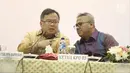Menteri PPN/Bappenas Bambang Brodjonegoro (kiri) berbincang dengan Ketua KPU Arief Budiman saat Penyampaian Rancangan Teknokratik RPJMN 2020-2025 di Gedung KPU, Jakarta, Selasa (25/9). (Liputan6.com/Herman Zakharia)