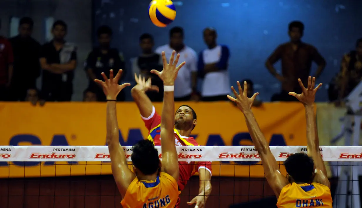 Pevoli putra Jakarta Electric PLN, Yoendri KA melakukan smash saat laga melawan Jakarta Pertamina Energi di putaran kedua pekan ketiga Pertamina Proliga 2015 di Hall A GBK Senayan, Jakarta, Jumat (20/3/2015). (Liputan6.com/Helmi Fithriansyah)