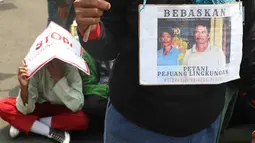 Petani saat unjuk rasa menolak kriminalisasi aktivis lingkungan hidup di depan Istana Negara, Jakarta, Kamis (11/12). Aksi ini merupakan bagian peringatan Hari Hak Asasi Manusia Internasional. (Liputan6.com/Immanuel Antonius)