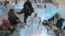 Foto yang diambil 13 Januari 2020 menunjukkan orang-orang menikmati hot pot di meja dan kursi berukir es di dalam igloo selama Festival Es dan Salju Internasional Harbin tahunan.   Sementara hampir seluruh perabot di dalam restoran ini seperti meja dan kursi, terbuat dari es. (STR/AFP)