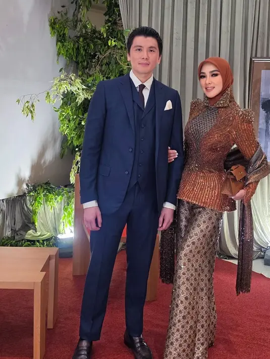 Bersama Reino Barack, Syahrini tampil dengan look serba coral. Dari kerudung polos dipadukan dengan atasan kebaya modern couture dengan sentuhan glamor dan struktural. [@princessyahrini]