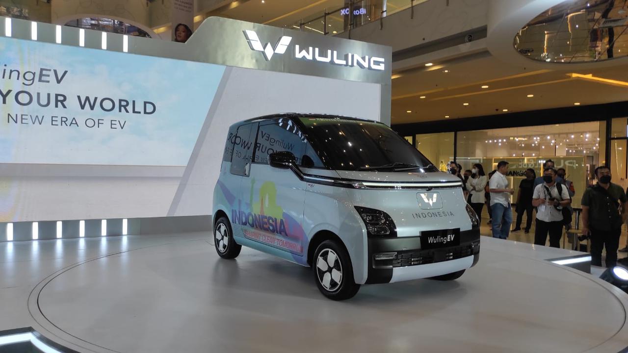 Wuling Motors resmi menampilkan mobil listrik terbarunya yang akan meluncur di Indonesia pada 2022.