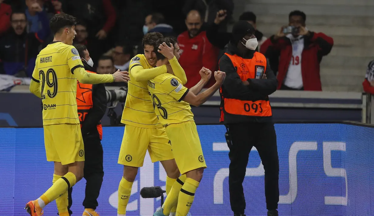 Bek Chelsea, Cesar Azpilicueta (kanan) berselebrasi dengan rekan setimnya usai mencetak gol ke gawang Lille pada pertandingan leg kedua babak 16 besar Liga Champions di stadion Stade Pierre Mauroy, Prancis utara, Kamis (17/3/2022). Chelsea menang atas Lille 3-0. (AP Photo/Michel Spingler)