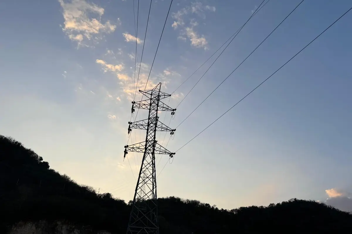 PLN sukses melakukan pemberian tegangan pertama atau energize Saluran Udara Tegangan Tinggi (SUTT) 70 kV yang menghubungkan Pembangkit Listrik Tenaga Mesin Gas (PLTMG) Flores dengan Gardu Induk (GI) 70 kV Labuan Bajo.