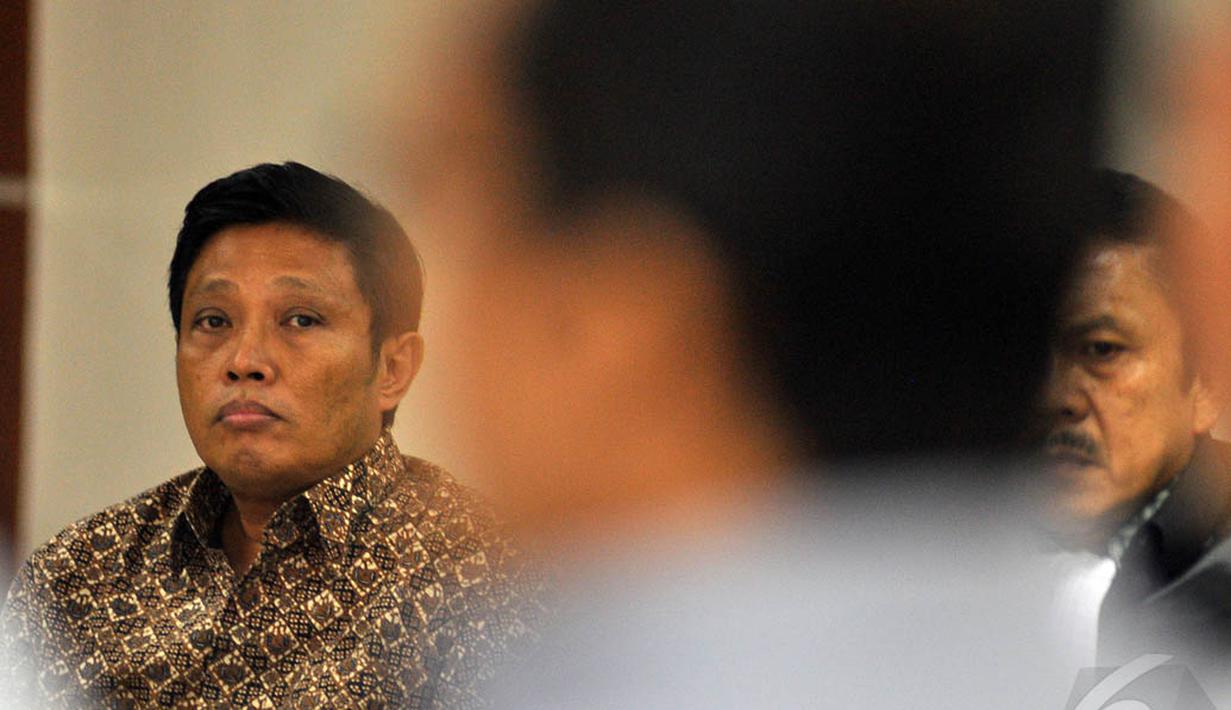 Terdakwa Dirut PT Dutasari Citralaras, Machfud Suroso saat mendengarkan keterangan saksi dalam sidang lanjutan di Pengadilan Tipikor, Jakarta, Senin (5/1/2015). (Liputan6.com/Miftahul Hayat)