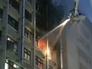Dalam potongan gambar dari sebuah video, petugas pemadam kebakaran berusaha memadamkan api di sebuah rumah sakit di ibu kota Taiwan, Taipei, Senin (13/8). Sembilan orang tewas dan 15 lainnya terluka akibat kejadian tersebut. (EBC via AP)