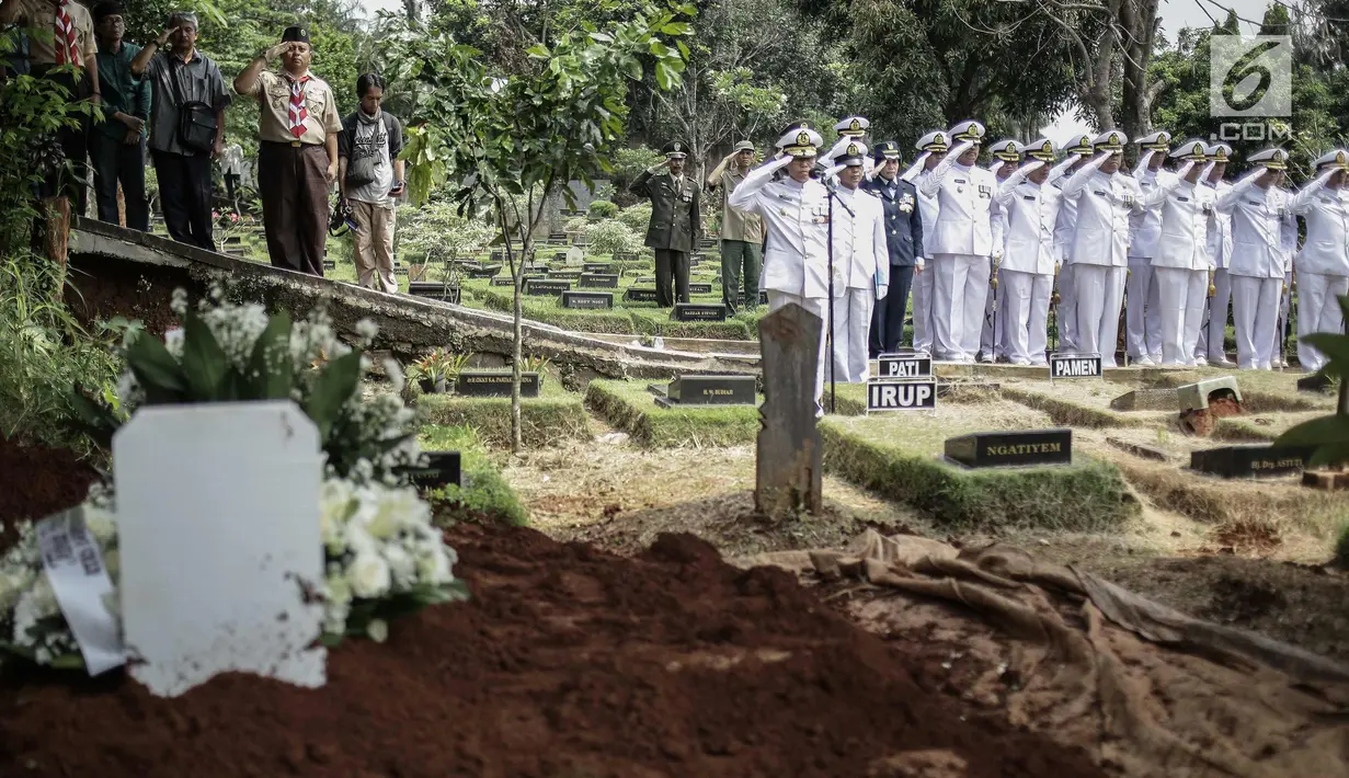 Prajurit TNI AL saat proses pemakaman almarhum Amoroso Katamsi di (TPU) Tanah Wakaf Pondok Labu, Jakarta, Selasa (17/4). Aktor senior Amoroso meninggal pada Selasa 17 April 2018 pukul 01.40 dini hari pada usia 79 tahun. (Liputan6.com/Faizal Fanani)
