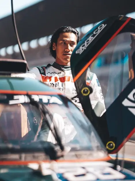 6 Potret Sean Galael di Sirkuit, Pembalap Formula 2 Kebanggaan Indonesia