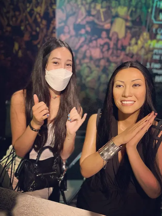 Kirana berfoto dengan patung lilin ibunya di Madame Tussauds. (Foto: Instagram/ anggun_cipta)
