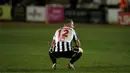 Gelandang Chorley, Willem Tomlinson tampak kecewa usai dikalahkan Wolverhampton Wanderers 0-1 dalam laga babak keempat Piala FA 2020/21 di Victory Park Stadium, Jumat (22/1/2021). (AFP/Lindsey Parnaby)